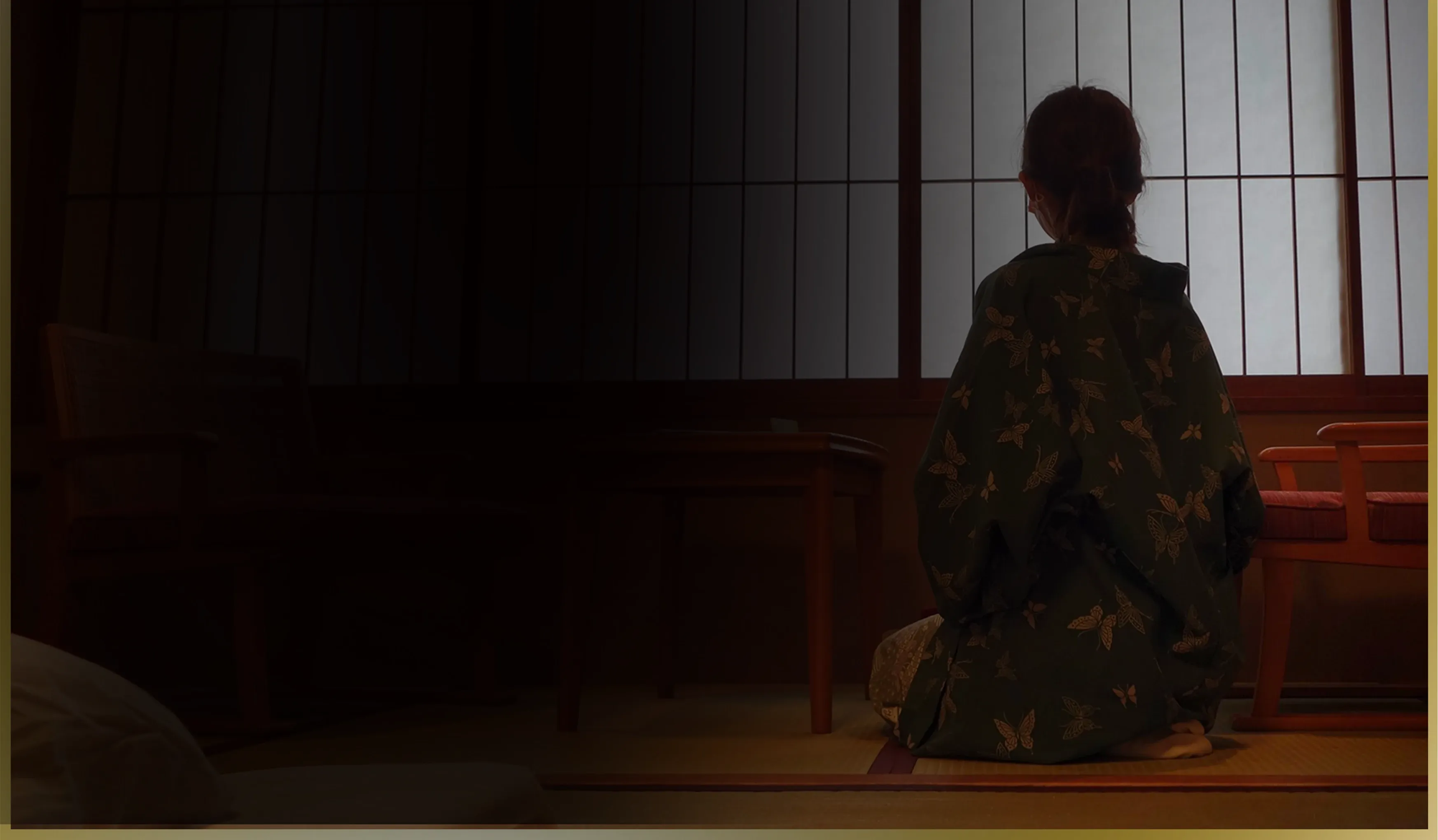 女性と畳の写真